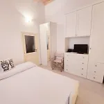 Apartamento Conny's Little House *