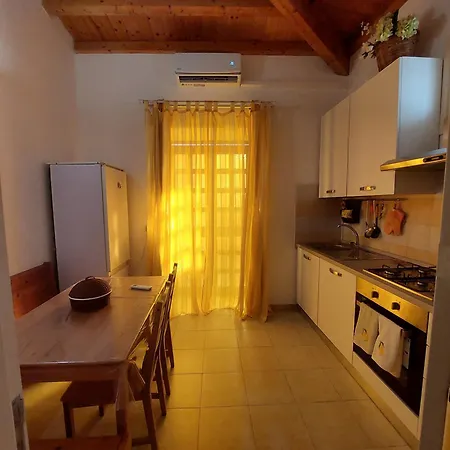 Apartamento Conny's Little House *